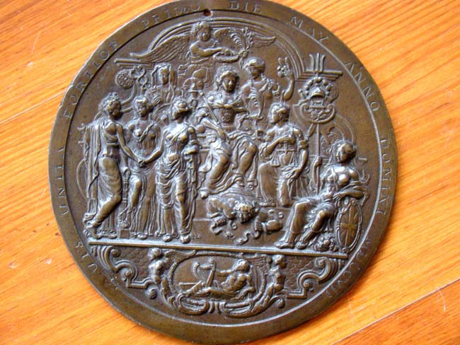 A fine and rare pair of historically important Queen Anne period cast bronze medallions dated 1707. — image 3